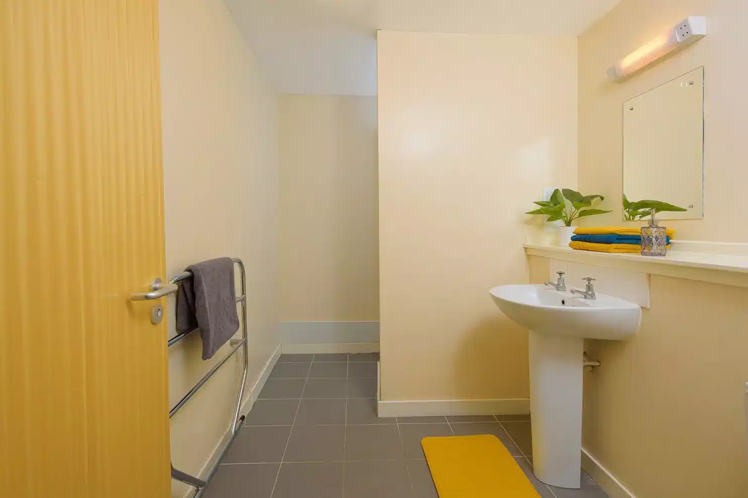 Common Area?w=400&h=260&fit=crop&q=40&auto=format&trim=auto