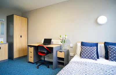 student-accommodation-edinburgh-8-roxburgh-classic-room-1