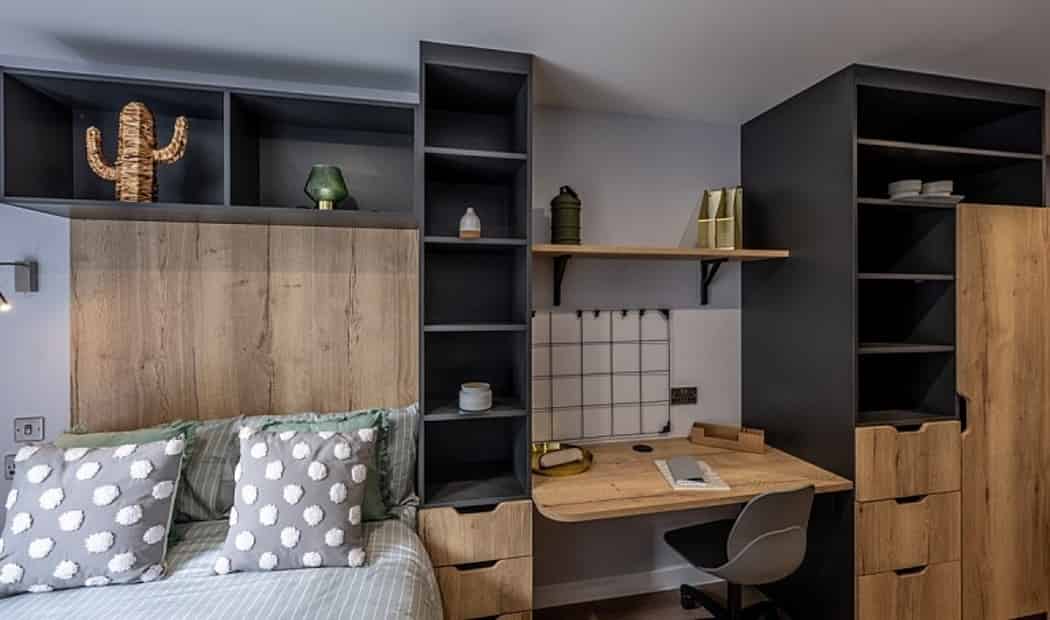 Bedroom?w=400&h=260&fit=crop&q=40&auto=format&trim=auto