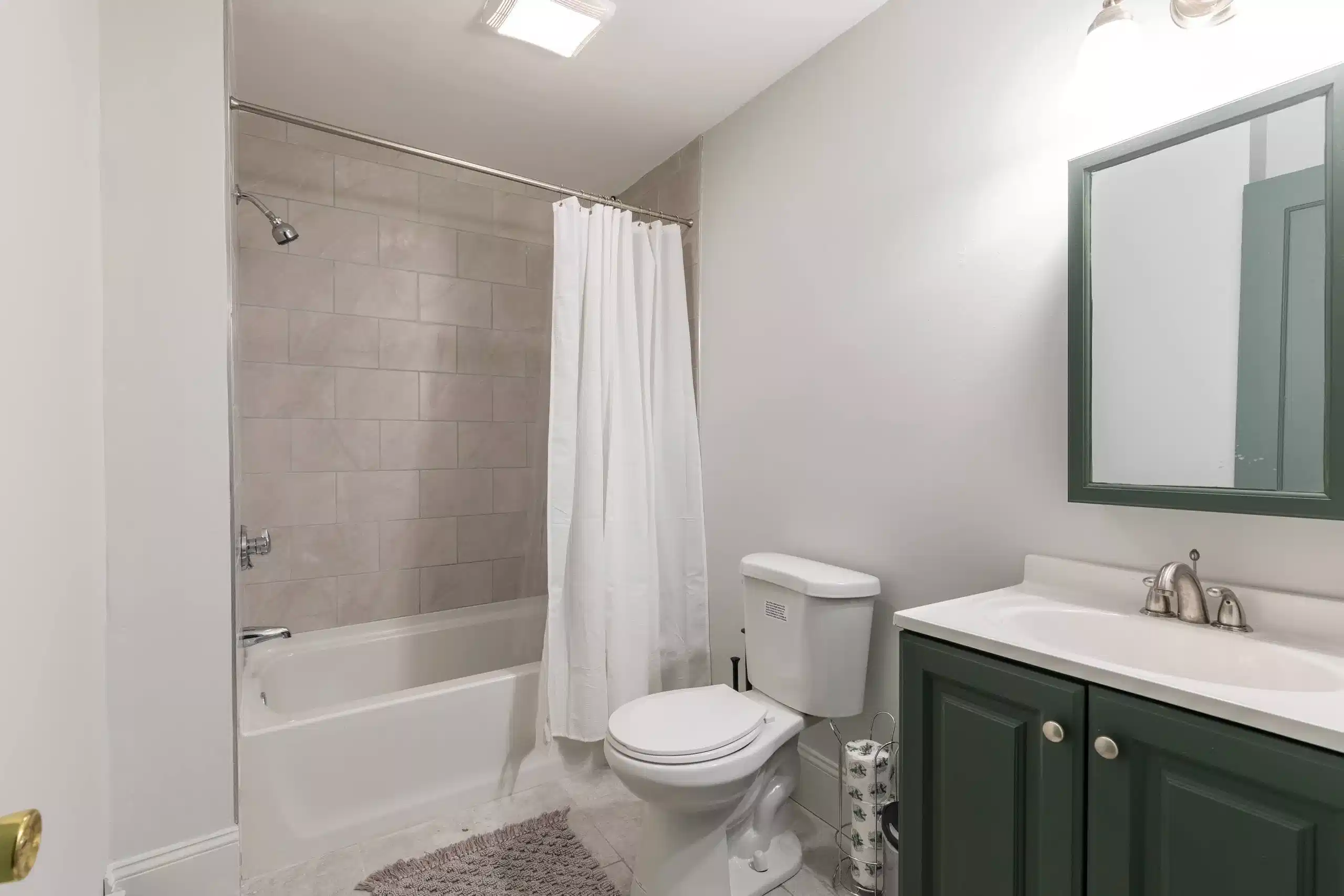 Bathroom?w=400&h=260&fit=crop&q=40&auto=format&trim=auto