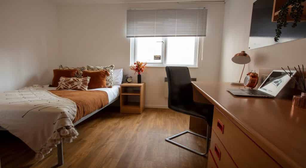 Common Area?w=400&h=260&fit=crop&q=40&auto=format&trim=auto