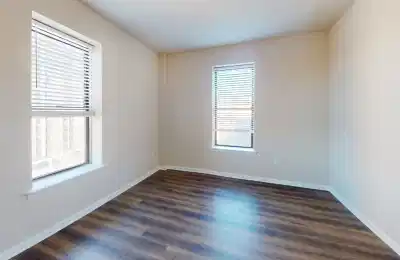 Exterior?w=400&h=260&fit=crop&q=40&auto=format&trim=auto