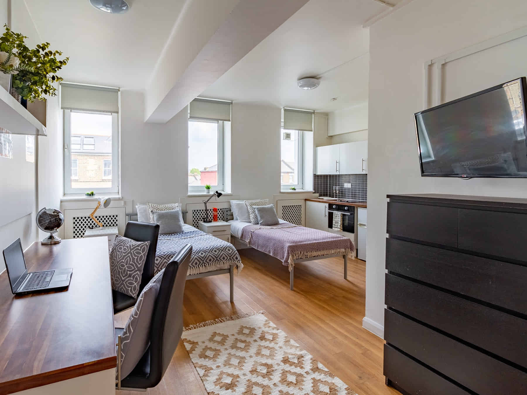 Amenities?w=400&h=260&fit=crop&q=40&auto=format&trim=auto