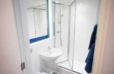 Amenities?w=400&h=260&fit=crop&q=40&auto=format&trim=auto
