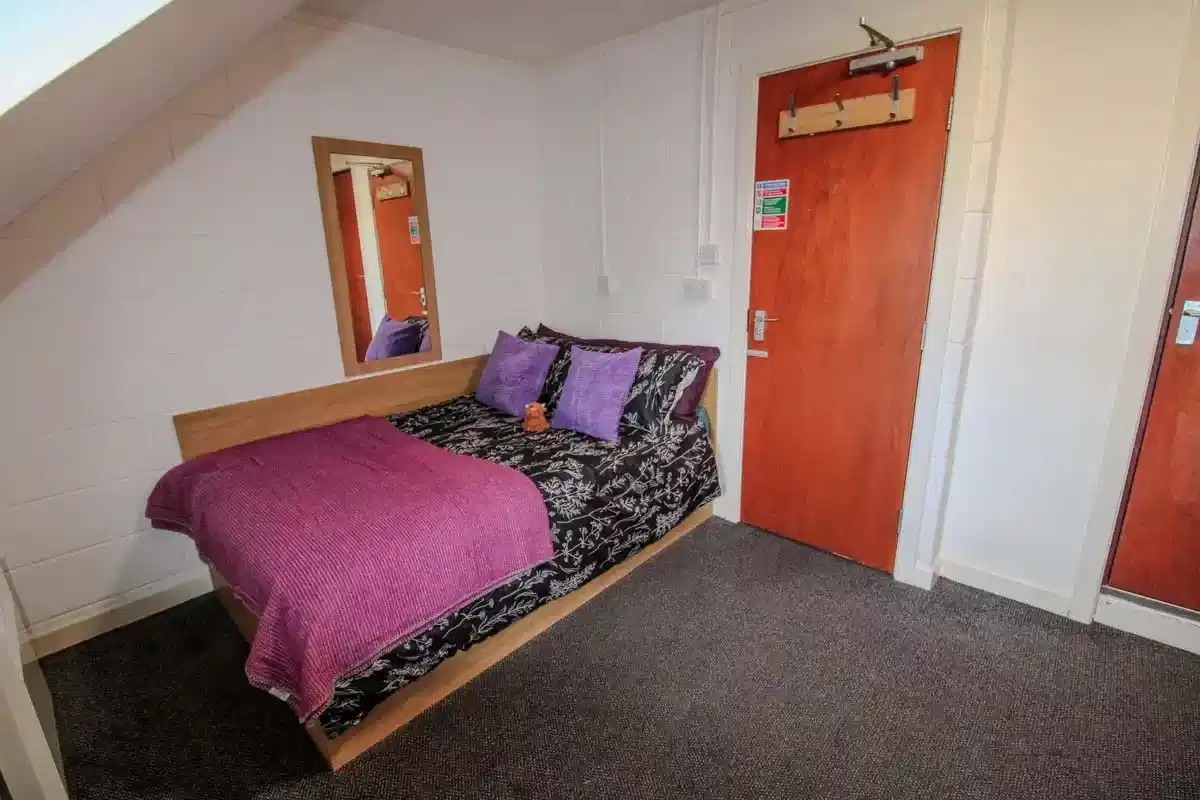 Classic Non Ensuite - Bedroom?w=400&h=260&fit=crop&q=40&auto=format&trim=auto