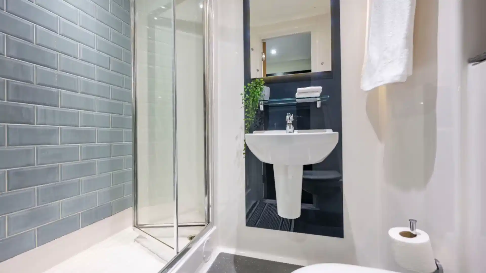 Amenities?w=400&h=260&fit=crop&q=40&auto=format&trim=auto