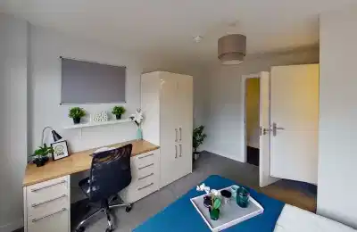 Bathroom?w=400&h=260&fit=crop&q=40&auto=format&trim=auto