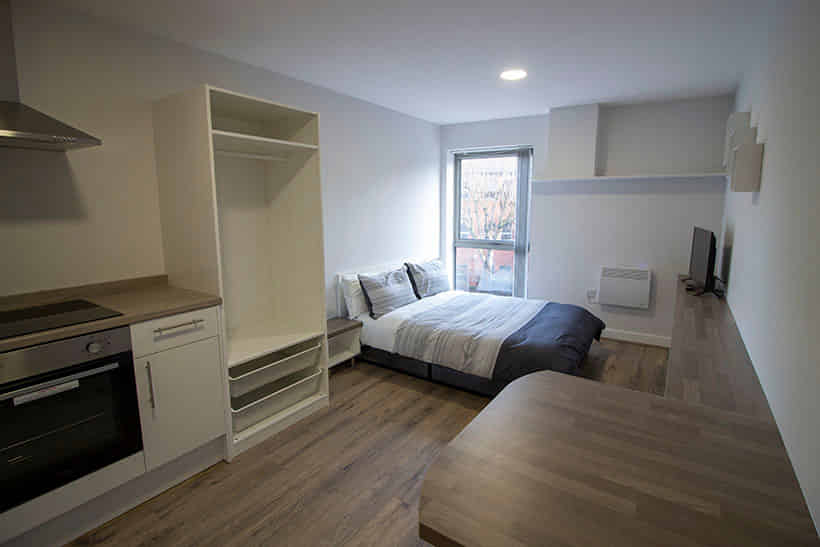 Bedroom?w=400&h=260&fit=crop&q=40&auto=format&trim=auto