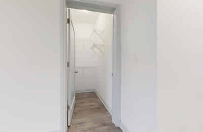 Exterior?w=400&h=260&fit=crop&q=40&auto=format&trim=auto