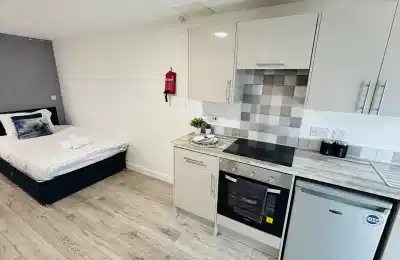Bathroom?w=400&h=260&fit=crop&q=40&auto=format&trim=auto