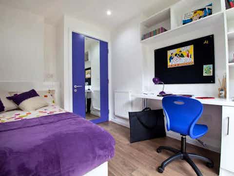 Premier 2 Bedroom Apartment - Bedroom