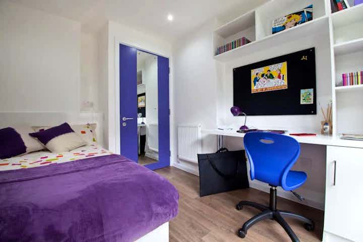Premier 2 Bedroom Apartment - Bedroom