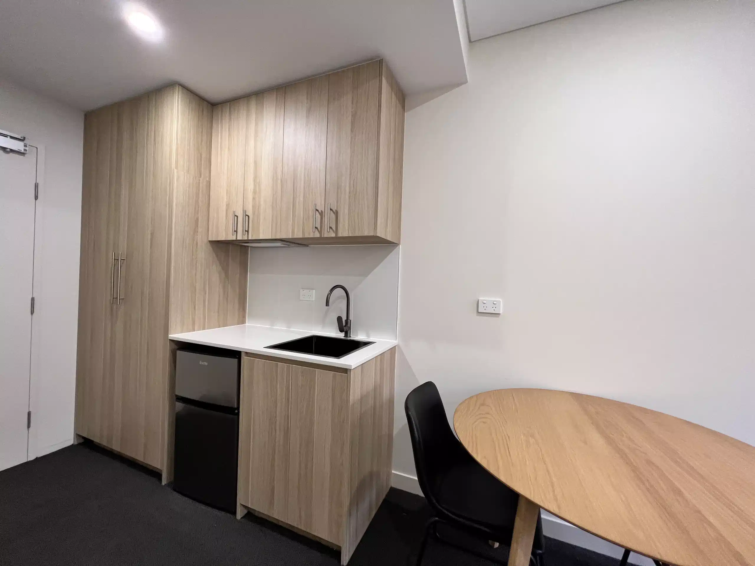 Common Area?w=400&h=260&fit=crop&q=40&auto=format&trim=auto