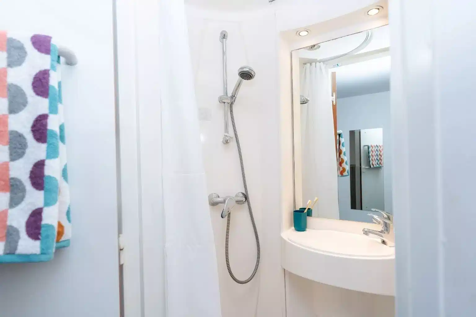 Amenities?w=400&h=260&fit=crop&q=40&auto=format&trim=auto