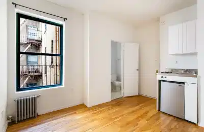 Bathroom?w=400&h=260&fit=crop&q=40&auto=format&trim=auto