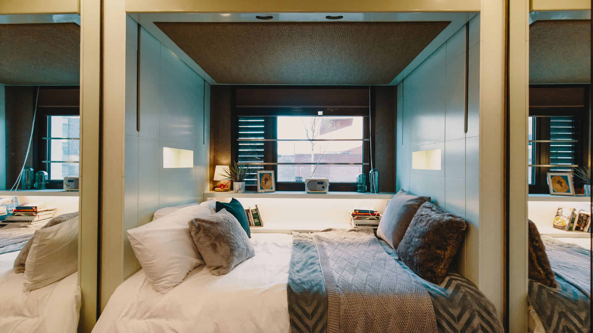 Bedroom?w=400&h=260&fit=crop&q=40&auto=format&trim=auto