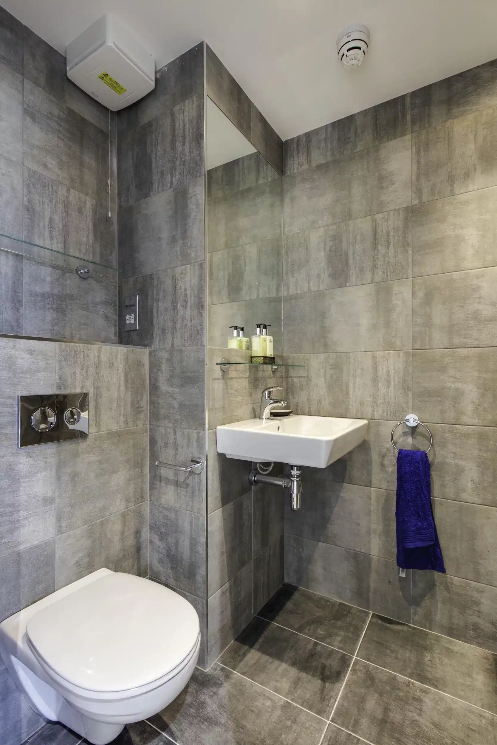 Amenities?w=400&h=260&fit=crop&q=40&auto=format&trim=auto