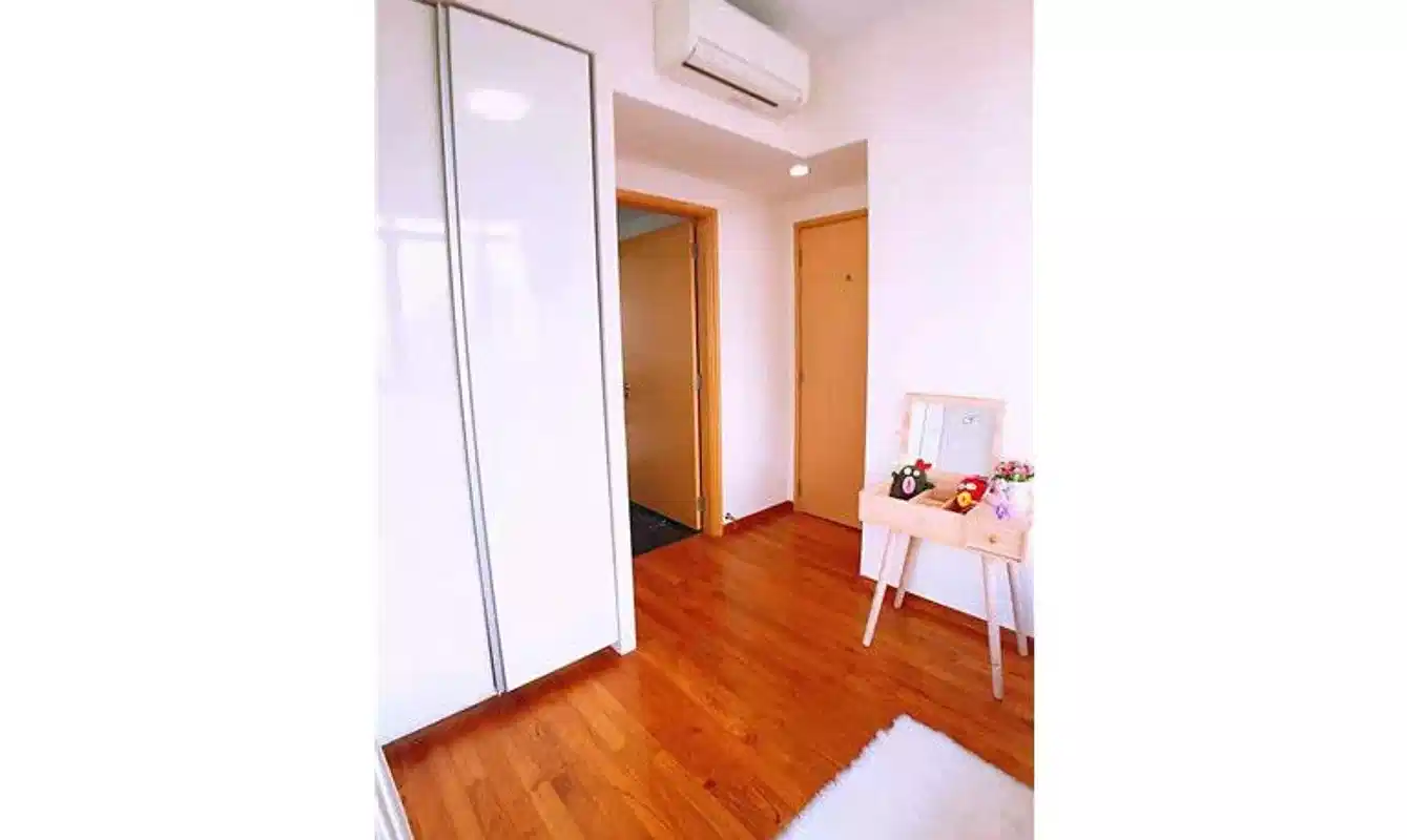 Room?w=400&h=260&fit=crop&q=40&auto=format&trim=auto