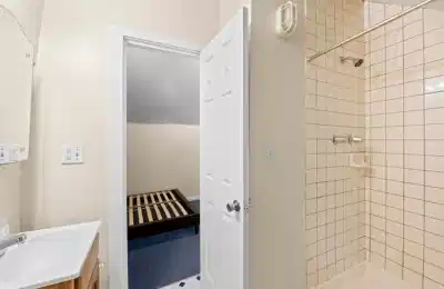 1223 W 23rd St, Los Angeles - Los Angeles, California, United States - Bathroom