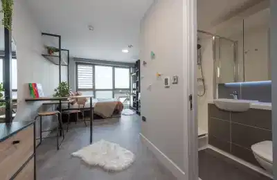 Common Area?w=400&h=260&fit=crop&q=40&auto=format&trim=auto