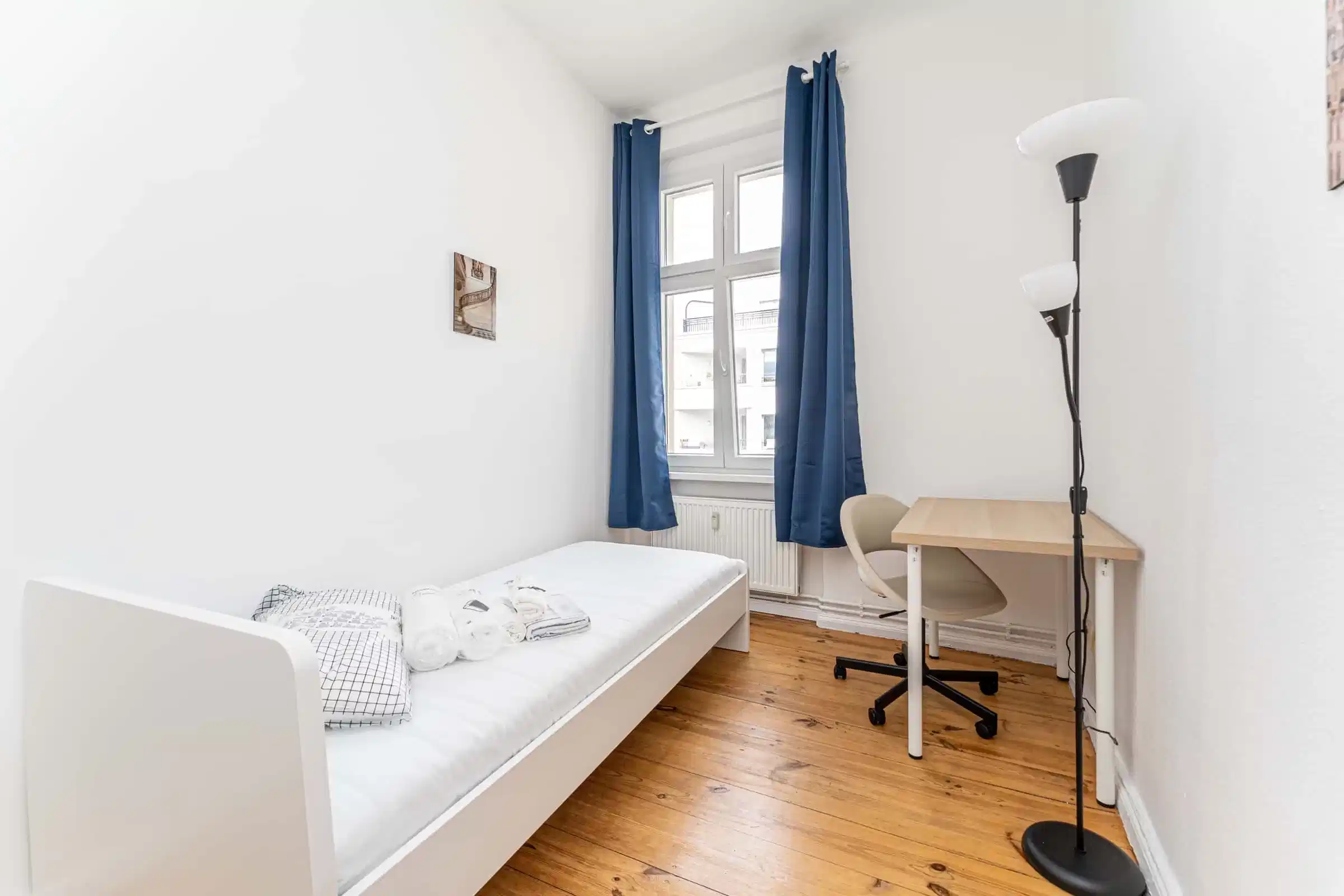 Bedroom?w=400&h=260&fit=crop&q=40&auto=format&trim=auto