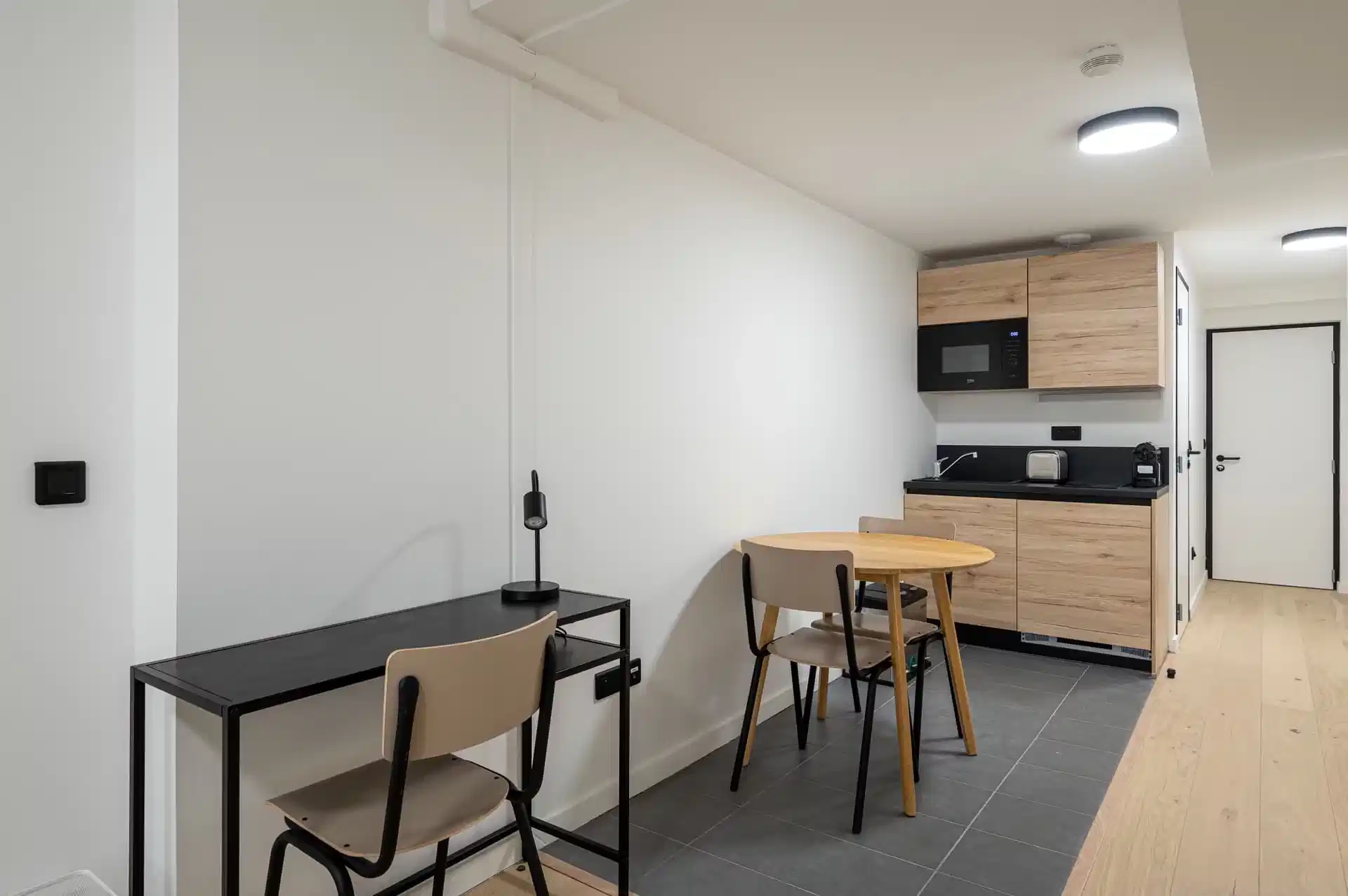 Common Area?w=400&h=260&fit=crop&q=40&auto=format&trim=auto