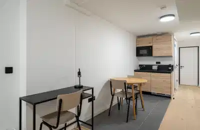 Common Area?w=400&h=260&fit=crop&q=40&auto=format&trim=auto