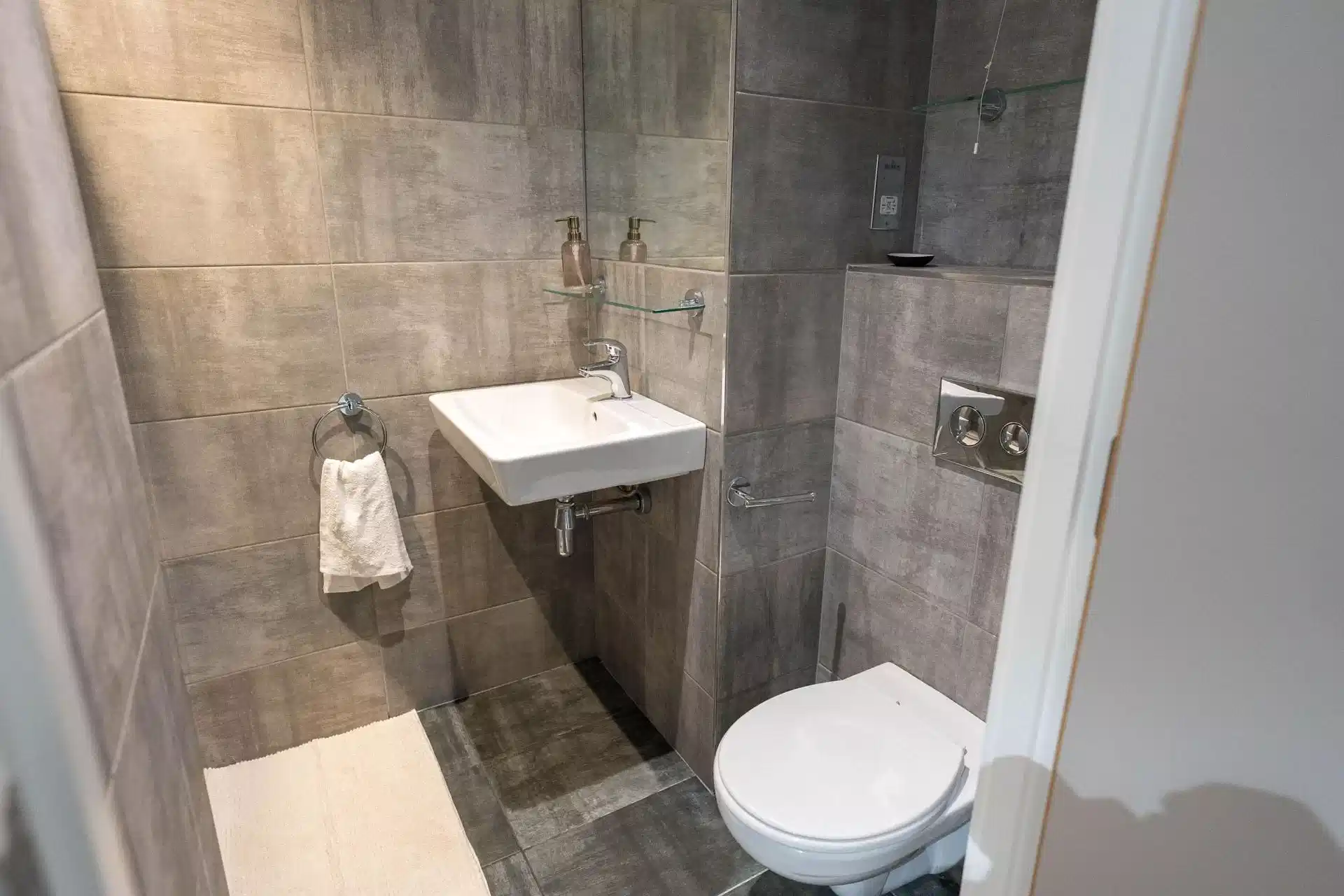 Amenities?w=400&h=260&fit=crop&q=40&auto=format&trim=auto