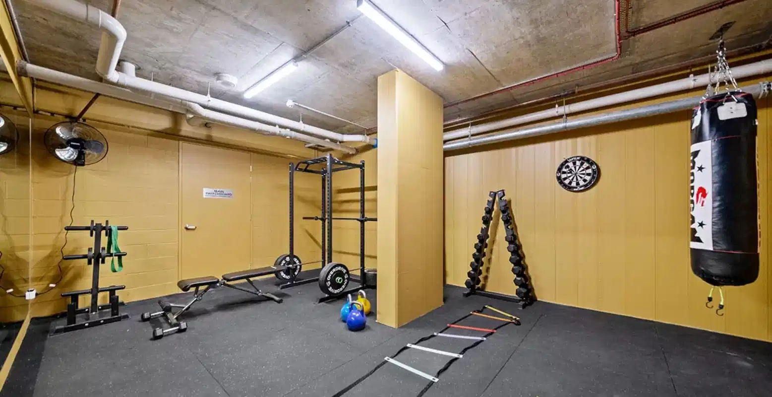 Common Area?w=400&h=260&fit=crop&q=40&auto=format&trim=auto