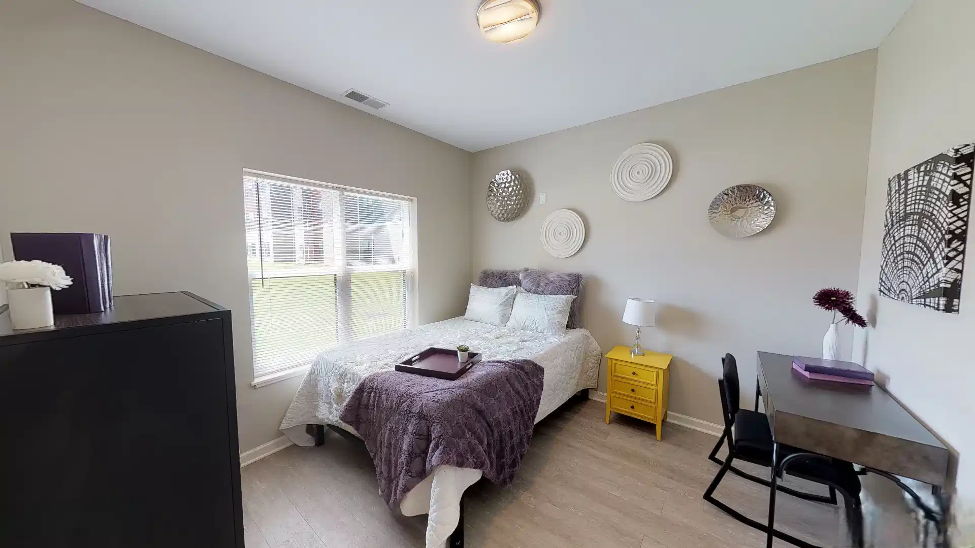 Amenities?w=400&h=260&fit=crop&q=40&auto=format&trim=auto