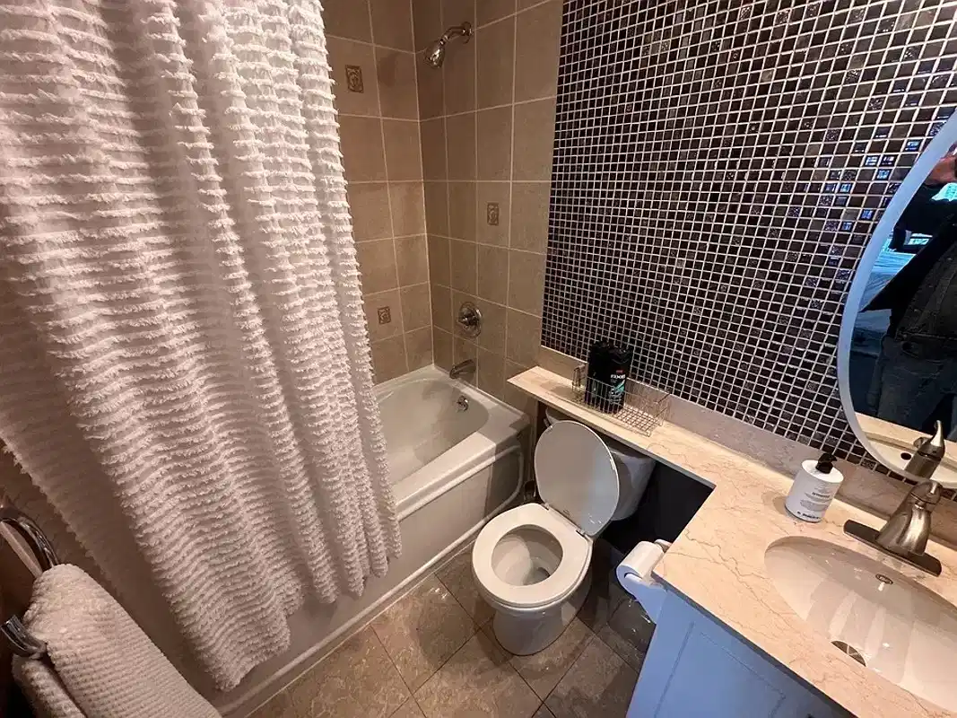Exterior?w=400&h=260&fit=crop&q=40&auto=format&trim=auto