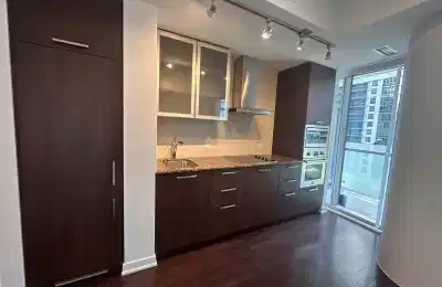 H4U 12 York St, Toronto - Toronto, Ontario, Canada - Kitchen