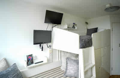Exterior?w=400&h=260&fit=crop&q=40&auto=format&trim=auto