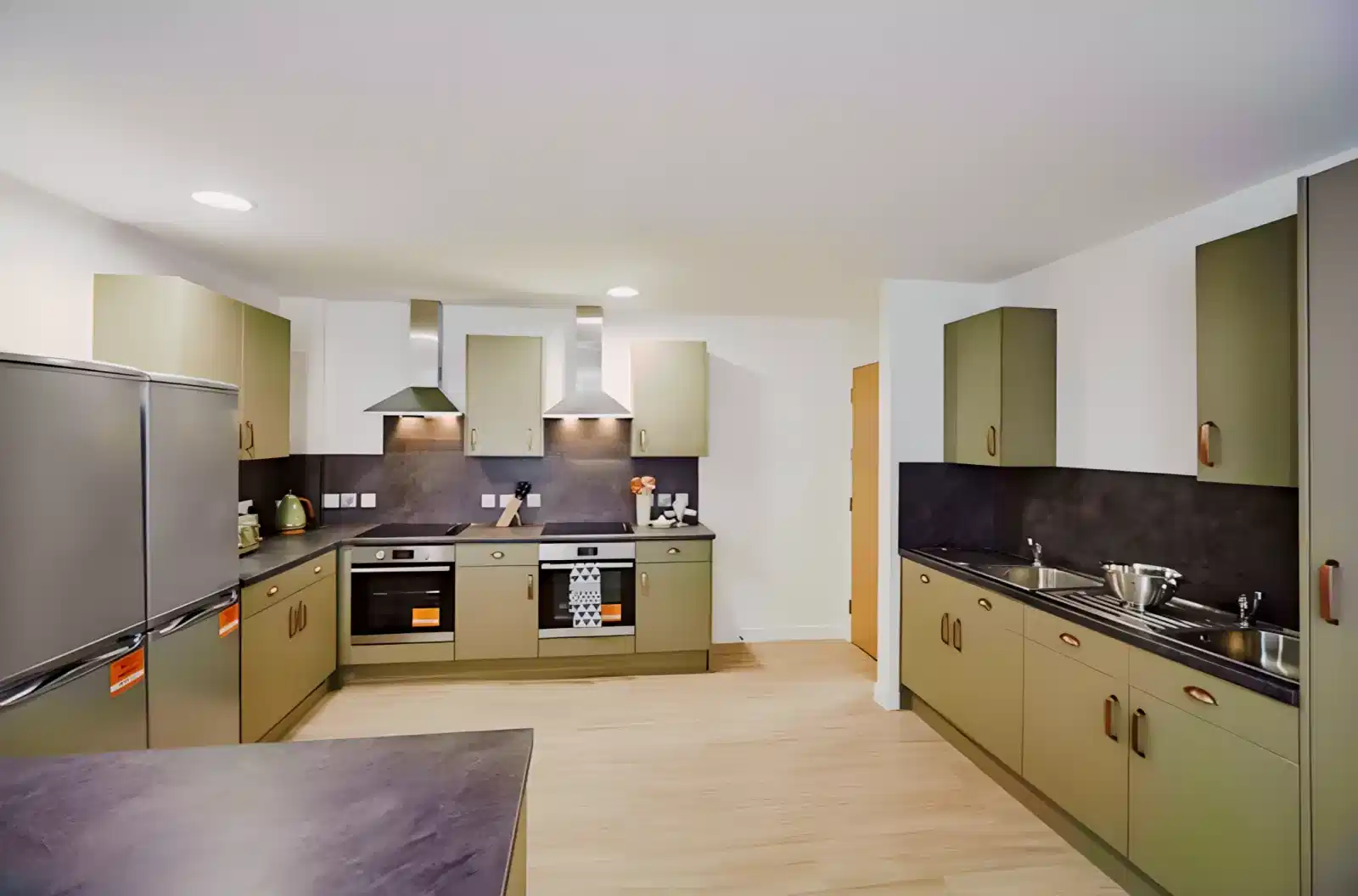 Kitchen?w=400&h=260&fit=crop&q=40&auto=format&trim=auto