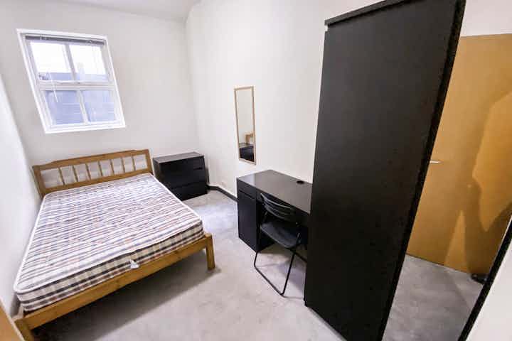 8 Bedroom Apartment - Bedroom
