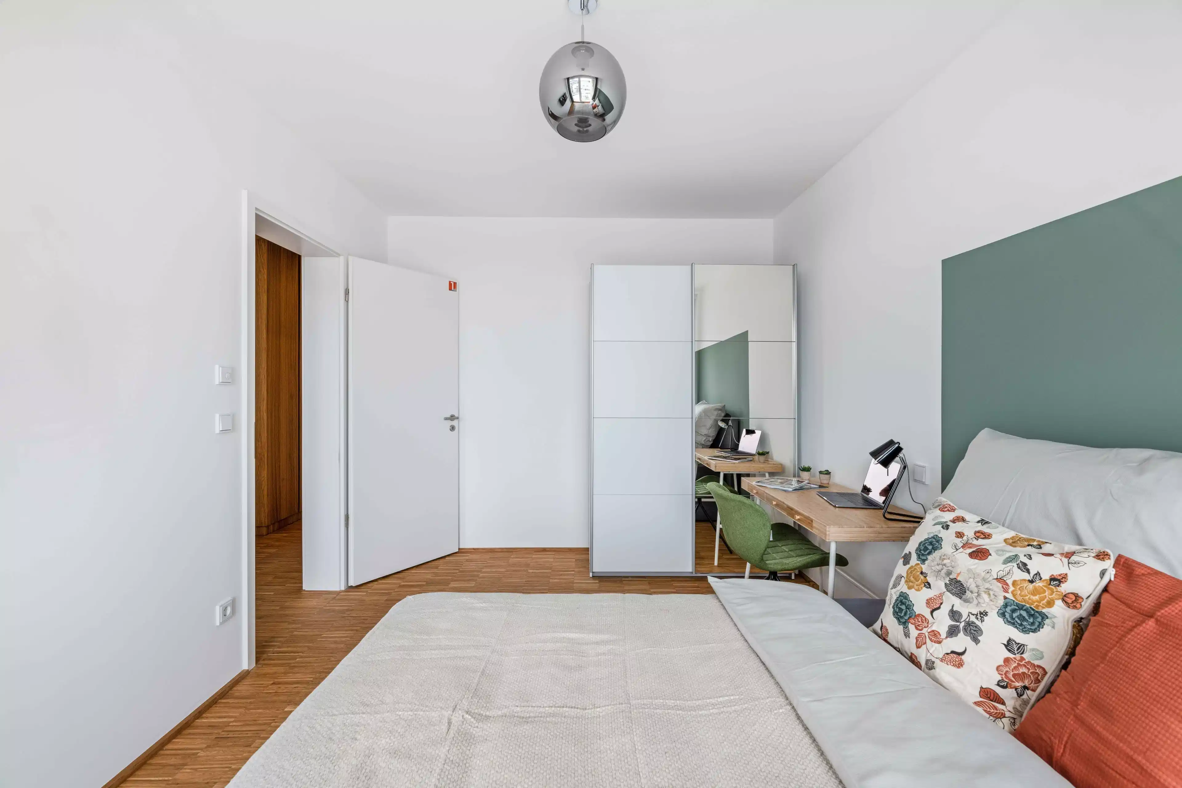 Common Area?w=400&h=260&fit=crop&q=40&auto=format&trim=auto