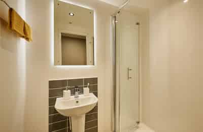 Amenities?w=400&h=260&fit=crop&q=40&auto=format&trim=auto