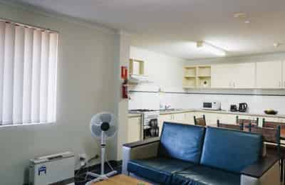 Kitchen?w=400&h=260&fit=crop&q=40&auto=format&trim=auto