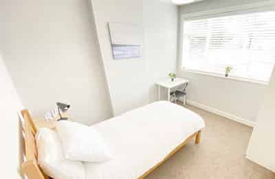 Common Area?w=400&h=260&fit=crop&q=40&auto=format&trim=auto