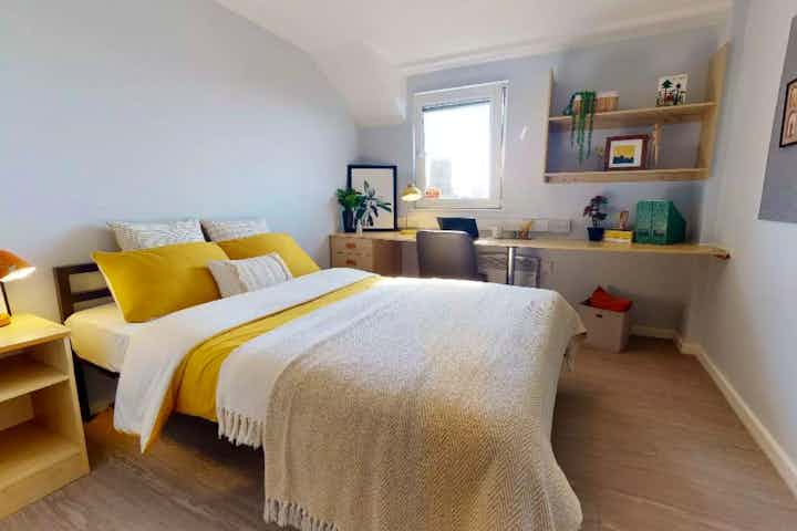 Gold En Suite Plus - Bedroom