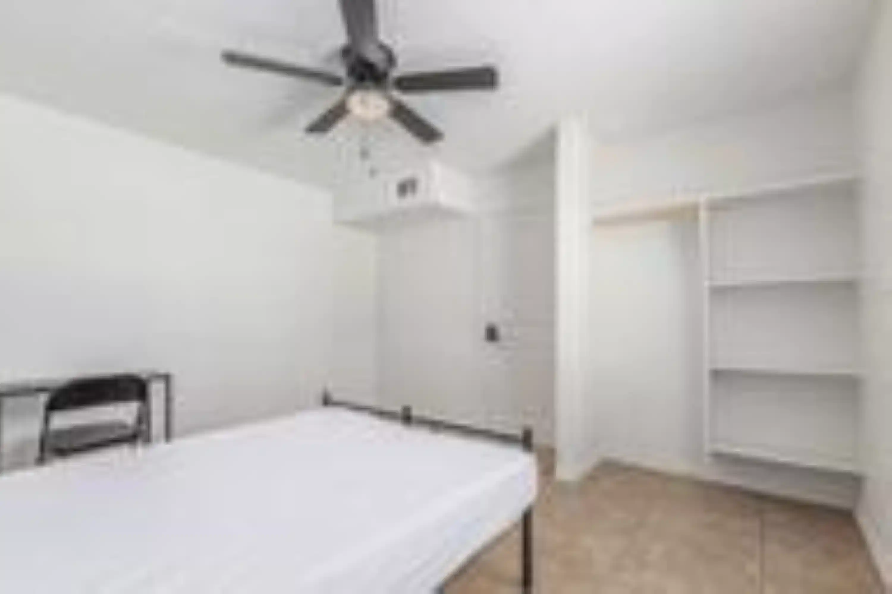 #49739 : Room in 8 Bed 2 Bath - Kitchen?w=400&h=260&fit=crop&q=40&auto=format&trim=auto