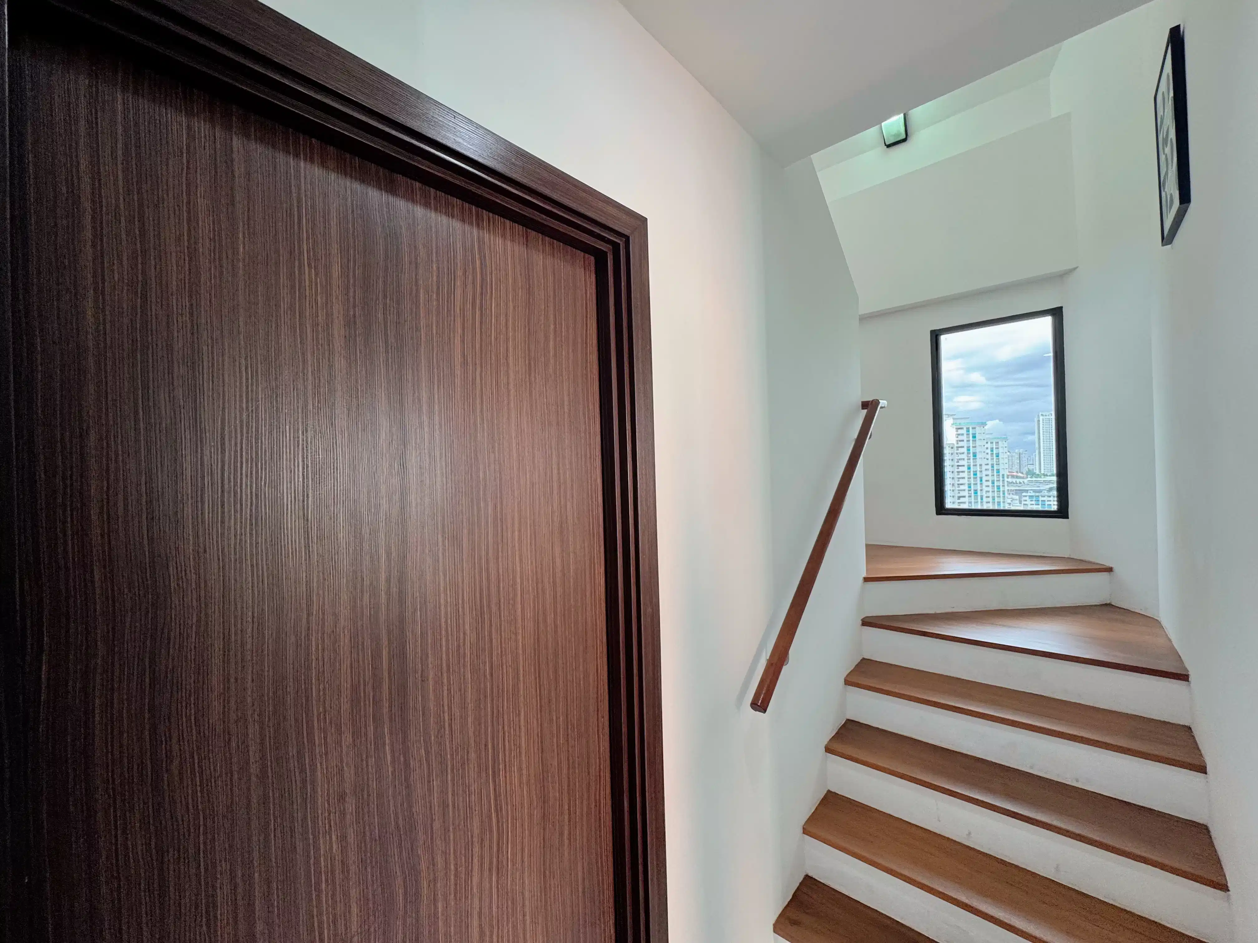 Exterior?w=400&h=260&fit=crop&q=40&auto=format&trim=auto