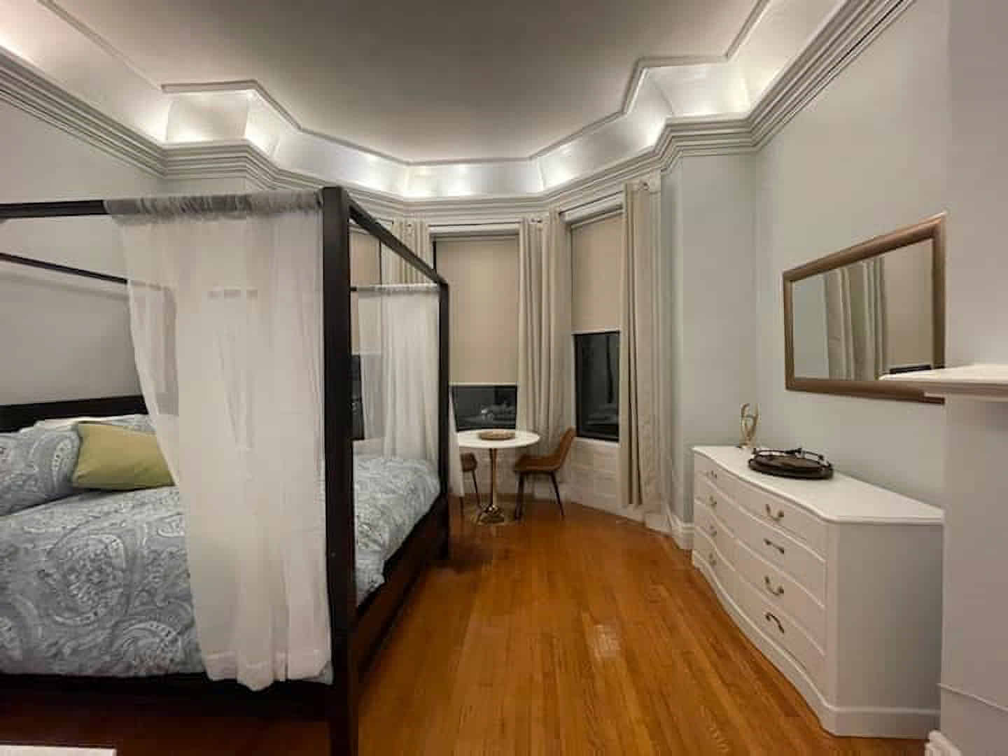 Bathroom?w=400&h=260&fit=crop&q=40&auto=format&trim=auto