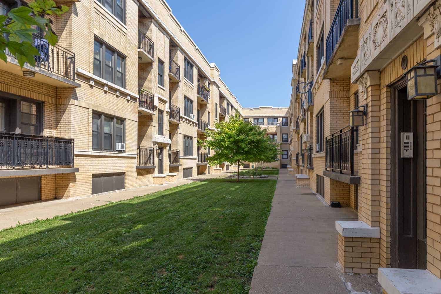 Maple Court, Chicago - Chicago, Illinois, United States - Exterior