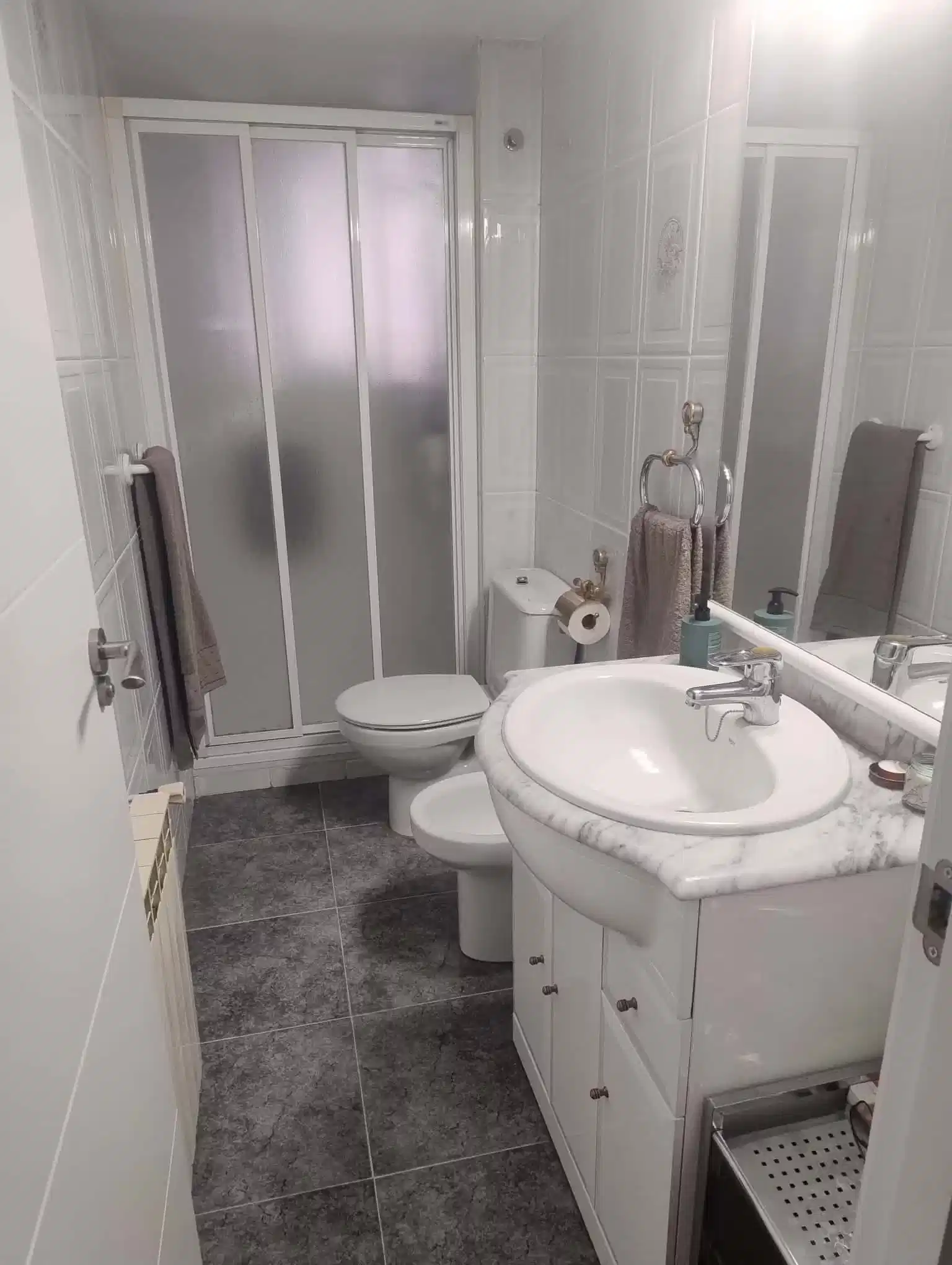 #167092: Room in a 3 Bedroom 1 Bathroom (Calle De Escoriaza Y Fabro) - Bedroom?w=400&h=260&fit=crop&q=40&auto=format&trim=auto