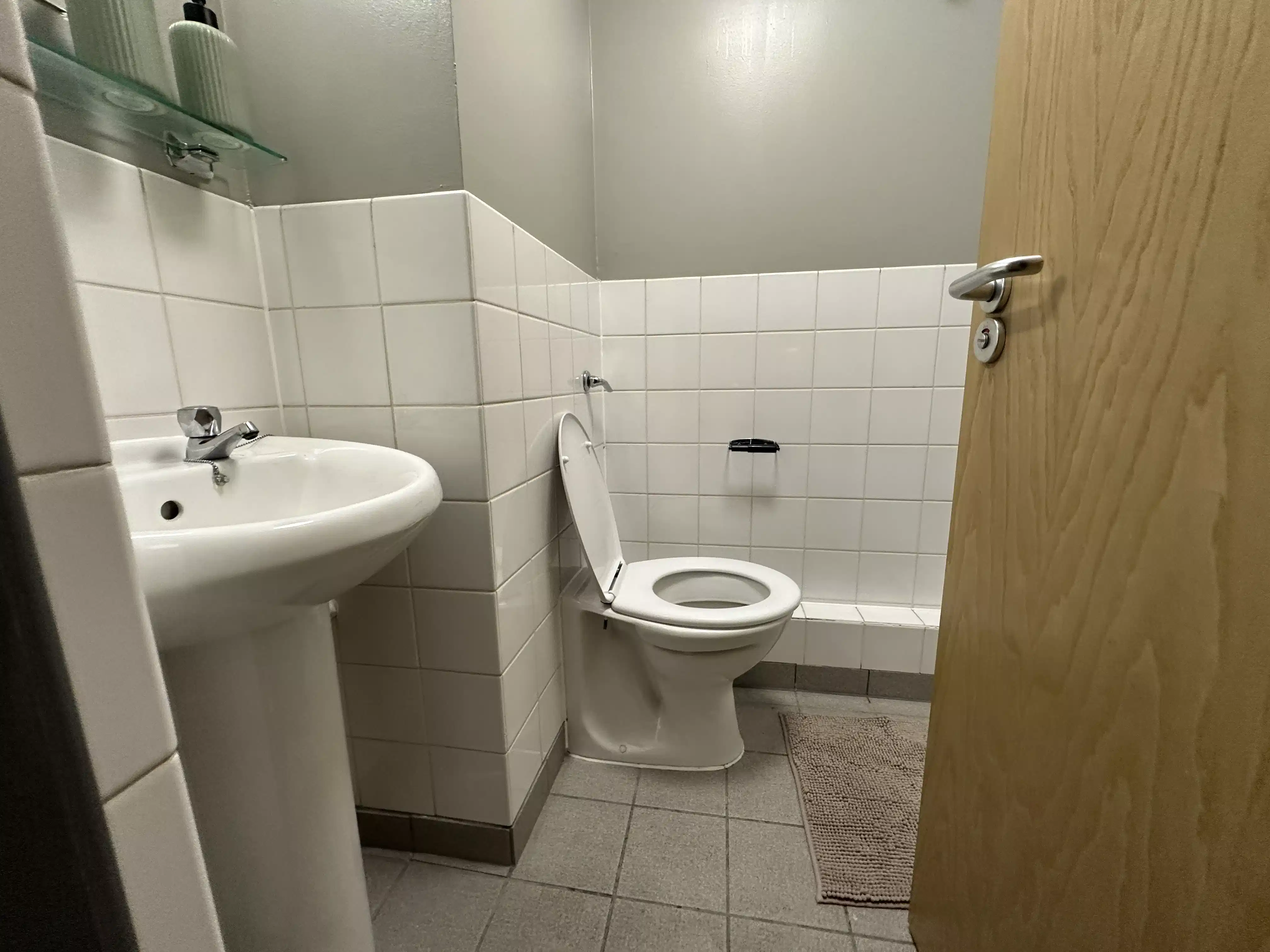 Amenities?w=400&h=260&fit=crop&q=40&auto=format&trim=auto