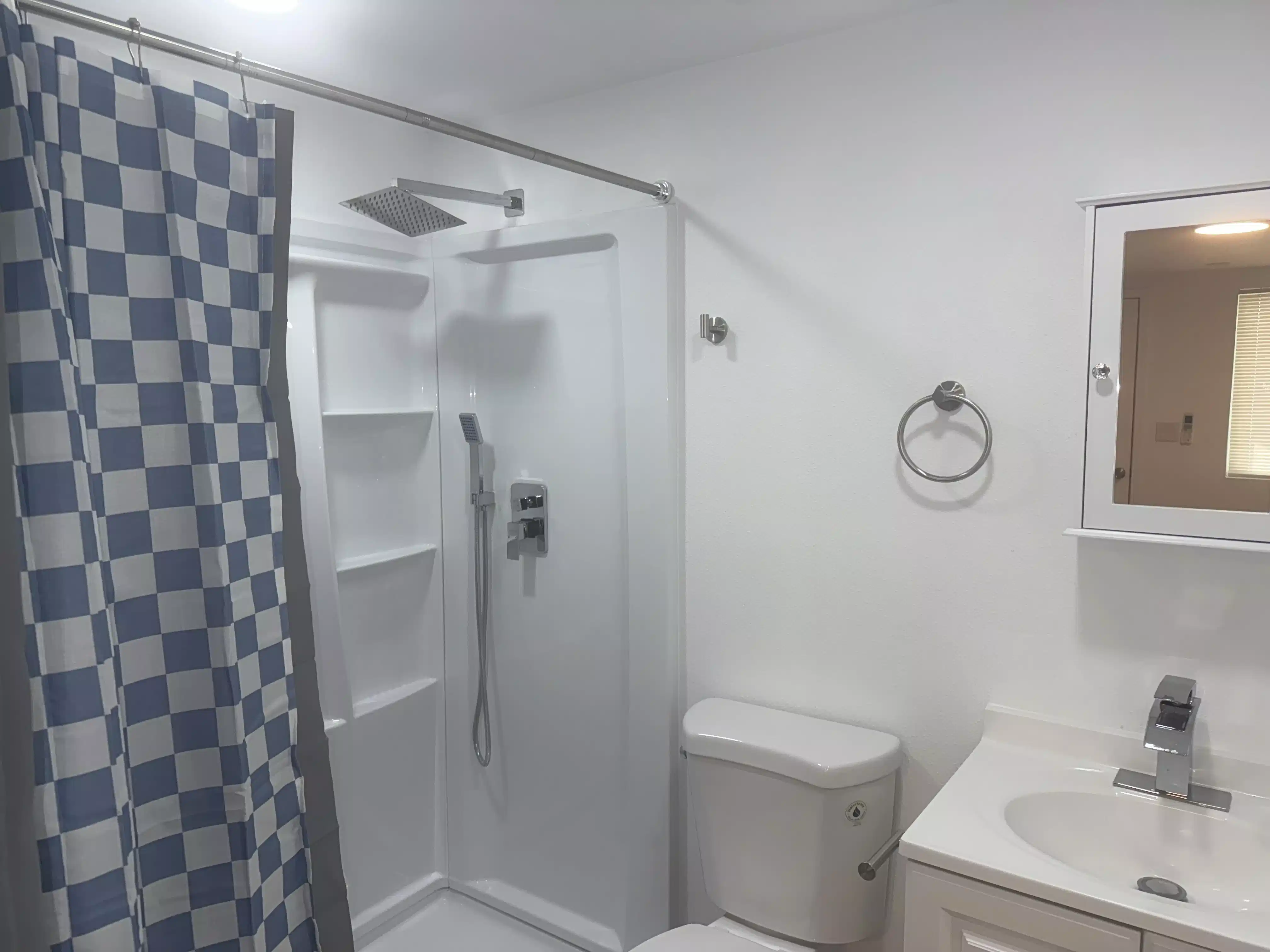 #24972: Room in 10 Bed 3 Bath - Bathroom?w=400&h=260&fit=crop&q=40&auto=format&trim=auto