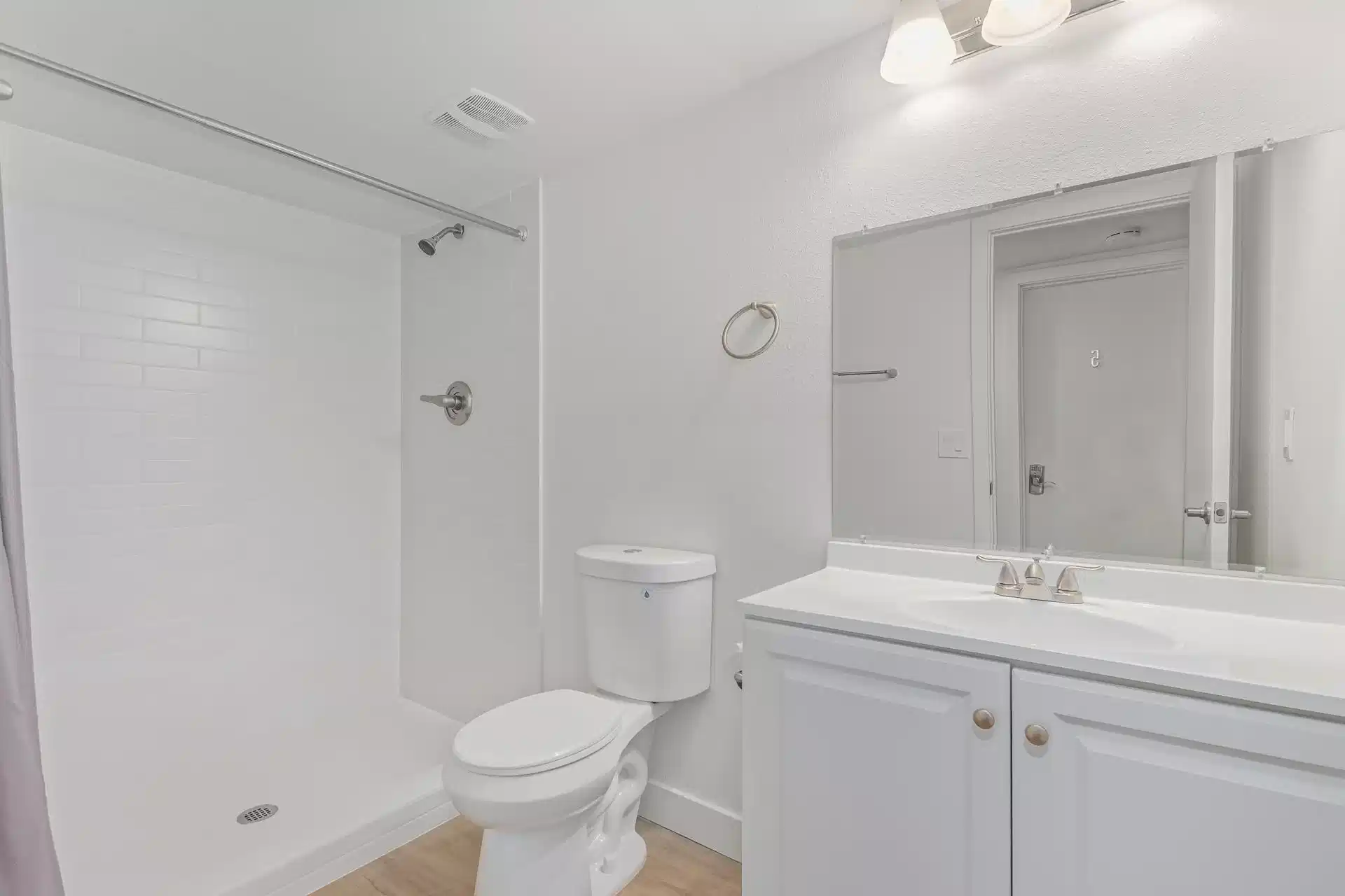 #23826 : Room in 9 Bed 3 Bath - Bathroom?w=400&h=260&fit=crop&q=40&auto=format&trim=auto