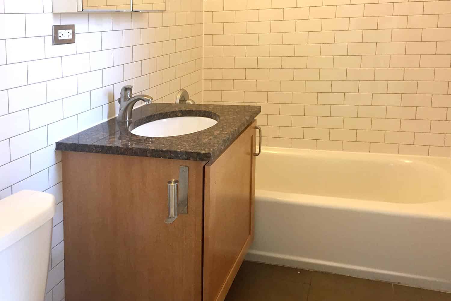 5400-5406 S. Maryland Avenue, Chicago - Chicago, Illinois, United States - Bathroom