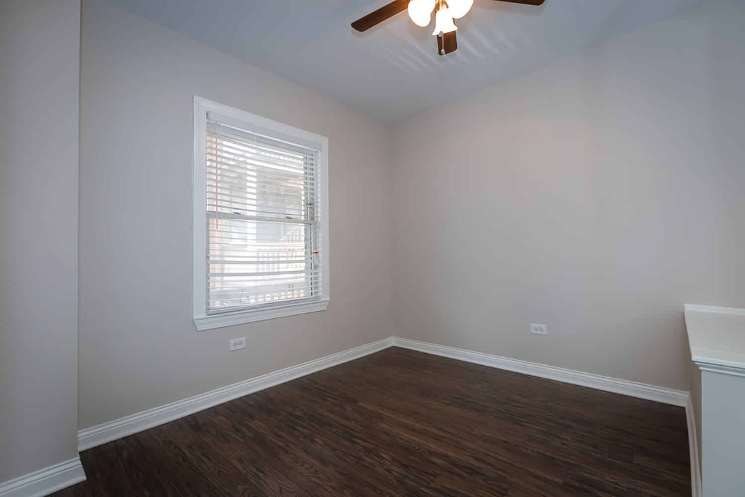 Bathroom?w=400&h=260&fit=crop&q=40&auto=format&trim=auto